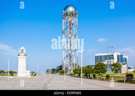 BATUMI, GÉORGIE - 21 septembre 2015 : 2002 Tower et le phare à Batoumi, en Géorgie. Banque D'Images