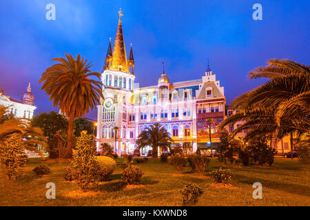 BATUMI, GÉORGIE - 21 septembre 2015 : Le tour de l'horloge astronomique de la place de l'Europe vue de nuit dans la ville de Batumi, l'Adjarie, région de Géorgie. Banque D'Images