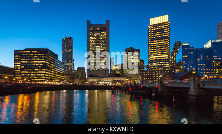 Boston city tour horizon urbain et gratte-ciel de nuit avec des réflexions sur l'eau Banque D'Images