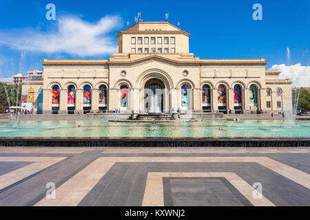 Erevan, Arménie - 28 septembre 2015 : Le Musée d'histoire et de la galerie nationale d'Arménie, situé sur la place de la République à Erevan, Arménie. Banque D'Images