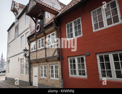 Vue sur la rue avec des maisons colorées traditionnelles vivant dans la vieille ville de Flensburg, Allemagne Banque D'Images