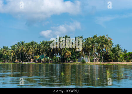 Maisons privées sur une île de la rivière Volta, Ada Foah, Région Grand Accra, Ghana, Afrique Banque D'Images