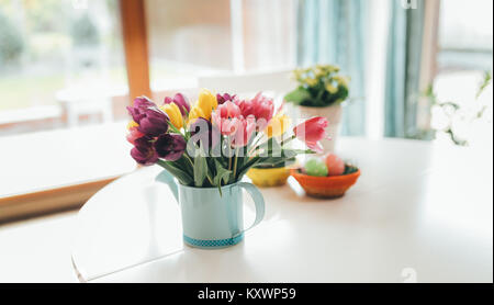 Printemps tulipes Pâques dans la benne sur tableau blanc Banque D'Images