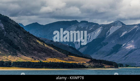 Hawea et mountainsLake, Otago, Nouvelle-Zélande Banque D'Images