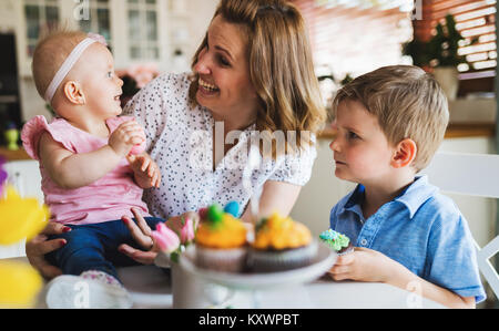 Heureux et d'aimer la mère et ses enfants la préparation d'intérieurs Banque D'Images