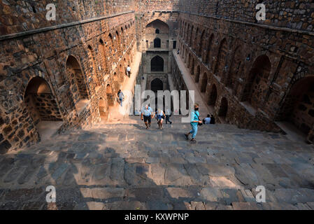 NEW DELHI, INDE - CIRCA NOVEMBRE 2017 : escalier d'Ugrasen ki Baoli Banque D'Images