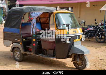 JAIPUR, INDE - CIRCA NOVEMBRE 2017 : Auto rikshaw dans Street Banque D'Images