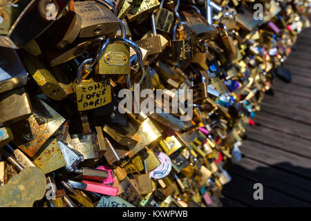 PARIS, FRANCE - CIRCA Juin 2014 : Love locks sur bridge Banque D'Images