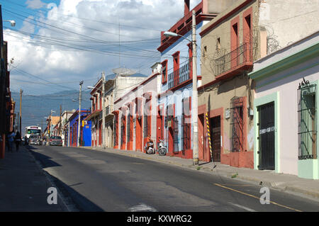 Une rue au centre de la ville de Oaxaca avec colorés typiques maisons coloniales espagnoles sur l'arrière-plan, Oaxaca, Mexique, Janvier 2009 Banque D'Images