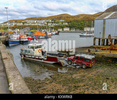 Chargement d'un Land Rover sur un bateau dans le port de Mallaig, Lochaber, sur la côte ouest des Highlands d'Écosse, Royaume-Uni Banque D'Images