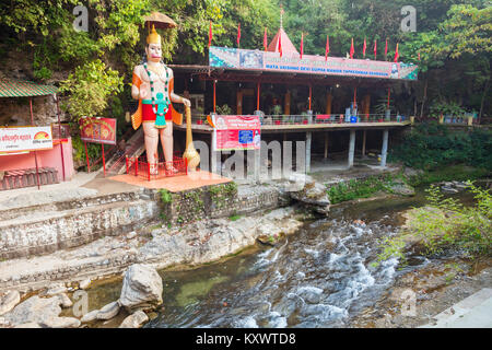 DEHRADUN, INDE - 07 NOVEMBRE 2015 : Tapkeshwar Mahadev Temple à Dehradun, est l'un des plus célèbres temples dédié au Dieu Shiva en Inde. Banque D'Images