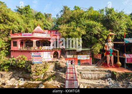 DEHRADUN, INDE - 07 NOVEMBRE 2015 : Tapkeshwar Mahadev Temple à Dehradun, est l'un des plus célèbres temples dédié au Dieu Shiva en Inde. Banque D'Images