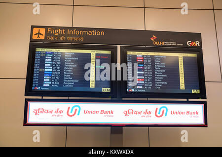 DELHI, INDE - CIRCA NOVEMBRE 2017 : Flight board à l'aéroport de l'aéroport de Delhi Banque D'Images