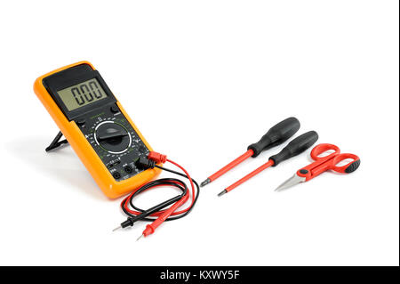 Multimètre et d'outils pour travailler sur une installation électrique résidentielle, photographié sur un fond blanc. Banque D'Images