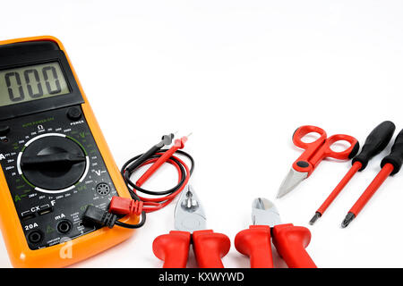 Multimètre et d'outils pour travailler sur une installation électrique résidentielle, photographié sur un fond blanc. Banque D'Images