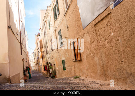 Point de vue des petites rues du centre historique. Alghero, Sardaigne. Italie Banque D'Images