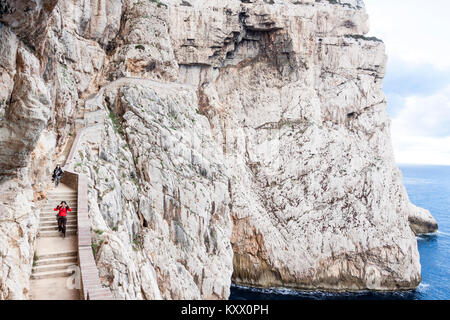 Deux femmes marchant sur l'escalier au milieu des falaises de Capo Caccia. Alghero, Sardaigne. Italie Banque D'Images