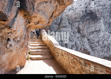 Les personnes âgées sur pied au milieu de l'escalier des falaises de Capo Caccia. Alghero, Sardaigne, Italie. Banque D'Images