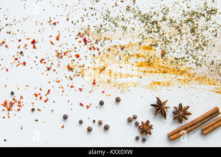 Vue rapprochée d'épices et herbes aromatiques séchées disséminés sur gris Banque D'Images