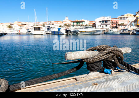 Close-up de la corde d'amarrage que le dock. Stintino, Sardaigne. Italie Banque D'Images