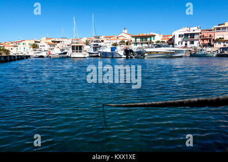 Corde d'amarrage que le dock. Stintino, Sardaigne. Italie Banque D'Images