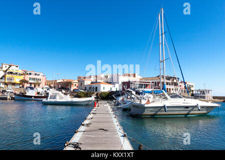 L'amarrage des bateaux au quai. Stintino, Sardaigne. Italie Banque D'Images