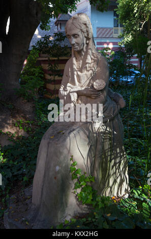 Statue de l'Infante Maria Luisa de l'Espagne dans le jardin de l'hôtel Palacio de Orleans-Borbón, Sanlucar de Barrameda, Espagne Banque D'Images