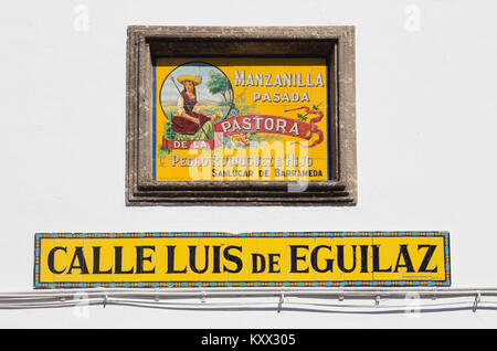 La Manzanilla et Calle Luis de Eguilaz street sign, Sanlúcar de Barrameda, Espagne Banque D'Images