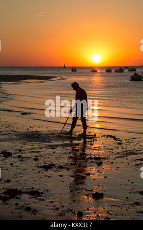 Coucher du soleil, détecteur de métal, Sanlúcar de Barrameda, Espagne Banque D'Images