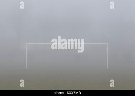 Jeu de football football sur un emplacement dans un jour brumeux au Royaume-Uni Banque D'Images