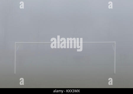 Jeu de football football sur un emplacement dans un jour brumeux au Royaume-Uni Banque D'Images