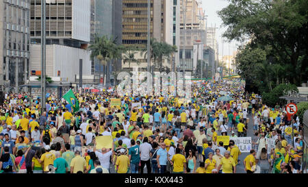 Les gens, la manifestation, destitution, 2016, l'Avenue Paulista, Sao Paulo, Brésil. Banque D'Images