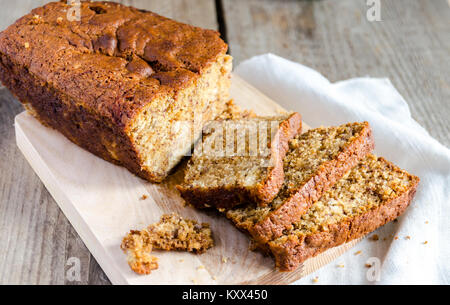 Miche de pain avec confiture apple Banque D'Images