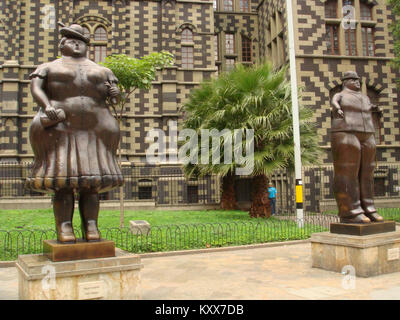 Des sculptures de Fernando Botero se dressent devant le Palais de la culture Rafael Uribe Uribe à Medellín, en Colombie, représentant les personnages volumineux emblématiques de Botero dans un cadre artistique public. Banque D'Images