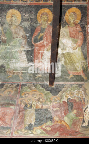 Fresques représentant des scènes religieuses de Nicolas de Varos, une église connue pour ses œuvres d'art historiques et sa signification religieuse. Banque D'Images