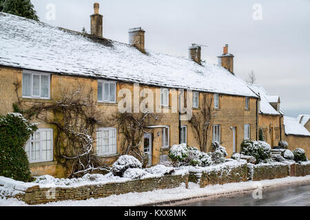 Kingham Hill cottages dans la neige en décembre. Kingham Hill, Cotswolds, Gloucestershire, Angleterre. Vue panoramique Banque D'Images