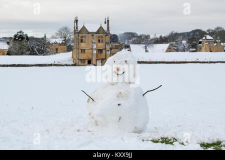 Bonhomme de neige dans un champ en face de l'Orient Banqueting House en décembre. Chipping Campden, Cotswolds, Gloucestershire, Angleterre Banque D'Images