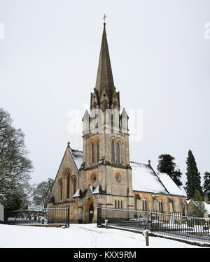 L'église de Sainte Marie dans la neige en décembre à côté de Batsford Arboretum, Cotswolds, Moreton-in-Marsh, Gloucestershire, Angleterre Banque D'Images