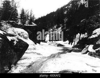 Cascades de glace dans la région de Box Canyon, sentier du col White, Alaska, le 30 mars 1899 (628) HEGG Banque D'Images