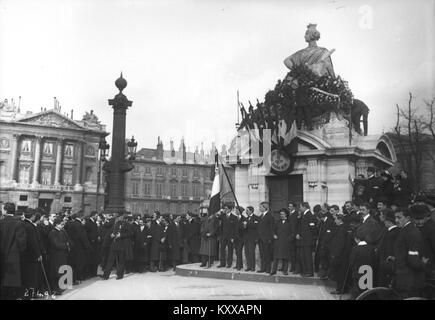 Une photographie de 1913 montrant des étudiants rassemblés autour de la statue de Strasbourg à Paris, commémorant la ville perdue par l'Allemagne après la guerre franco-prussienne. L’image capture l’expression patriotique et l’activité sociale chez les étudiants français. Banque D'Images