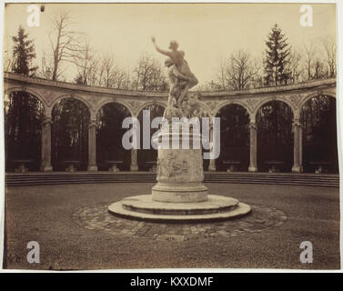 Photographie par Eugène Atget du Bosquet de la Colonnade dans les jardins de Versailles, France. L'image documente la colonnade architecturale et l'aménagement paysager baroque typique du domaine royal. Banque D'Images