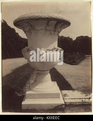 Photographie d'Eugène Atget prise dans les jardins de Versailles, France, représentant l'agencement classique, les sculptures et la beauté paysagère du domaine royal. Banque D'Images