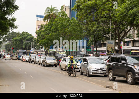 Une longue file d'attente de véhicules sur l'avenue Kenyatta, au cours d'une semaine normale, Nairobi, Kenya Banque D'Images