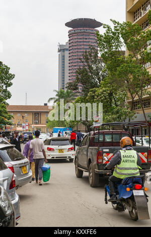 Vue vers le bas Wabera Street vers le centre de conférences International Kenyatta avec les gens qui vont sur la vie quotidienne, Nairobi, Kenya Banque D'Images