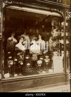 Photographie d'Eugène Atget montrant le boulevard de Strasbourg à Paris. L’image documente l’architecture et l’environnement urbain de la rue au début du XXe siècle. Banque D'Images
