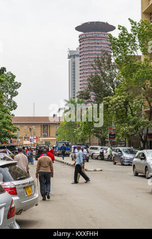 Vue vers le bas Wabera Street vers le centre de conférences International Kenyatta avec les gens qui vont sur la vie quotidienne, Nairobi, Kenya Banque D'Images