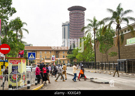 Vue vers le bas Wabera Street vers le centre de conférences International Kenyatta avec les gens qui vont sur la vie quotidienne, Nairobi, Kenya Banque D'Images