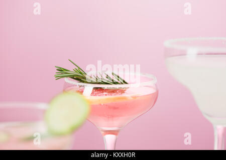 La rose des cocktails exotiques et des fruits sur Rose Banque D'Images