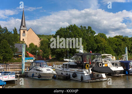 Marina et église de Neumagen-Dhron, plus ancien village viticole de l'Allemagne, Moselle, Rhénanie-Palatinat, Allemagne, Europe Banque D'Images