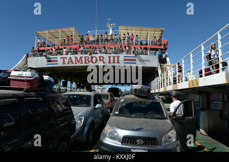 Traversée en ferry Puntarenas-Paquera à la péninsule de Nicoya Costa Rica- paniers avec les voyageurs Banque D'Images